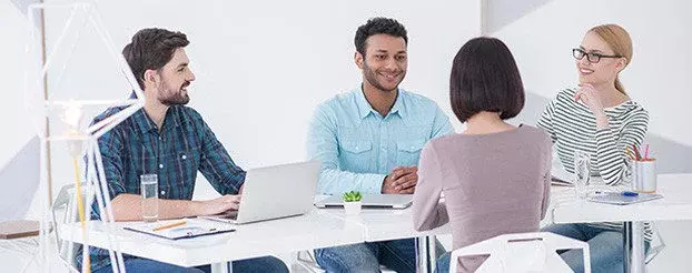 rozmawiający młodzi ludzie